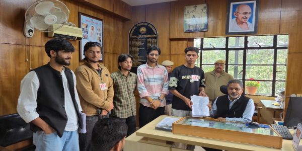 हिमाचल विश्वविद्यालय में बीएड परीक्षा की तारीख बदलने की मांग, एसएफआई ने सौंपा ज्ञापन