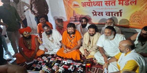 चंपत राय के बचाव में उतरे अयोध्या के संत, ट्रस्ट से इस्तीफा स्वीकार नहीं करने की अपील