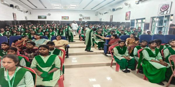 छात्राओं को मिली उच्च शिक्षा और रोजगार के अवसर की जानकारी