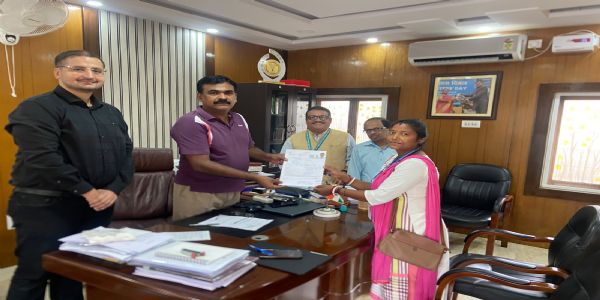 मुख्य निर्वाचन पदाधिकारी के. रवि कुमार ने भरा इन्यूमरेशन फॉर्म