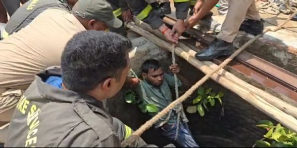 औरैया : गहरे कुएं में गिरे युवक को रेस्क्यू कर फायरमैन ने बचाया