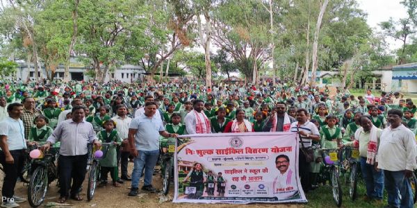 विधायक ने छात्र-छात्राओं के बीच साइकिलों का किया वितरण