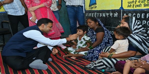 आंगनबाड़ी केंद्र खम्हारडीह पहुंचे कलेक्टर ने बच्चों को खिलाए सुपोषण लड्डू