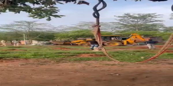 जांजगीर में वन विभाग की बड़ी कार्रवाई: जेसीबी से तीन मकान ढहाए, ग्रामीणों के विरोध के बाद रुका अभियान