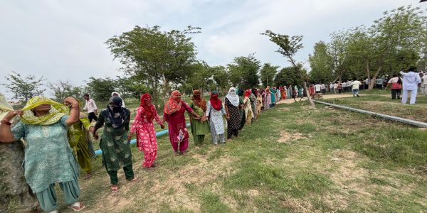 हांसी : चानौत में ग्रामीणों ने बनाई दो किलोमीटर लंबी मानव श्रृंखला बनाई