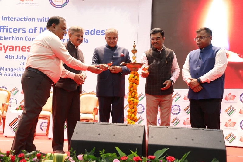 इंदौर में बीएलओ संवाद कार्यक्रम का शुभारंभ करते हुए मुख्य निर्वाचन आयुक्त ज्ञानेश कुमार इंदौर में बीएलओ संवाद कार्यक्रम का शुभारंभ करते हुए मुख्य निर्वाचन आयुक्त ज्ञानेश कुमार