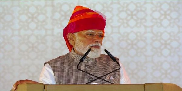 प्रधानमंत्री नरेन्द्र मोदी शनिवार को राजस्थान के बालोतर में जनसभा को संबोधित करते हुए प्रधानमंत्री नरेन्द्र मोदी शनिवार को राजस्थान के बालोतर में जनसभा को संबोधित करते हुए
