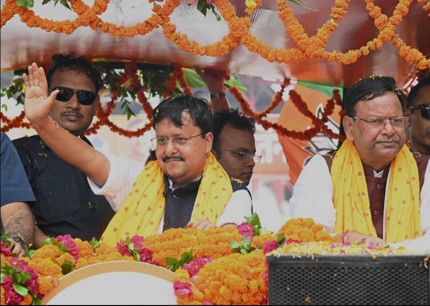 रोड शो के दौरान कार्यकर्ताओं का अभिवादन स्वीकार करते नितिन नवीन रोड शो के दौरान कार्यकर्ताओं का अभिवादन स्वीकार करते नितिन नवीन