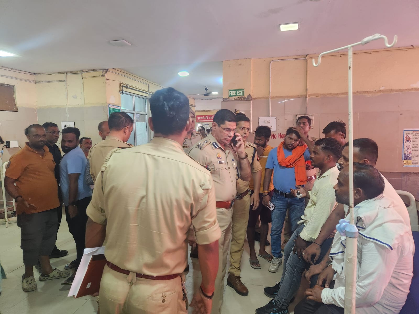 घायलों से पूछताछ करती पुलिस घायलों से पूछताछ करती पुलिस