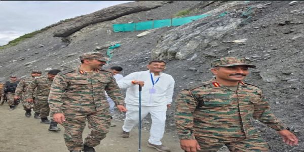 रक्षा राज्य मंत्री संजय सेठ पैदल चलते हुए रक्षा राज्य मंत्री संजय सेठ पैदल चलते हुए