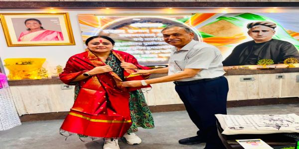 मंत्री अग्निमित्र पाल को सम्मानित करते सुभाष अग्रवाल मंत्री अग्निमित्र पाल को सम्मानित करते सुभाष अग्रवाल