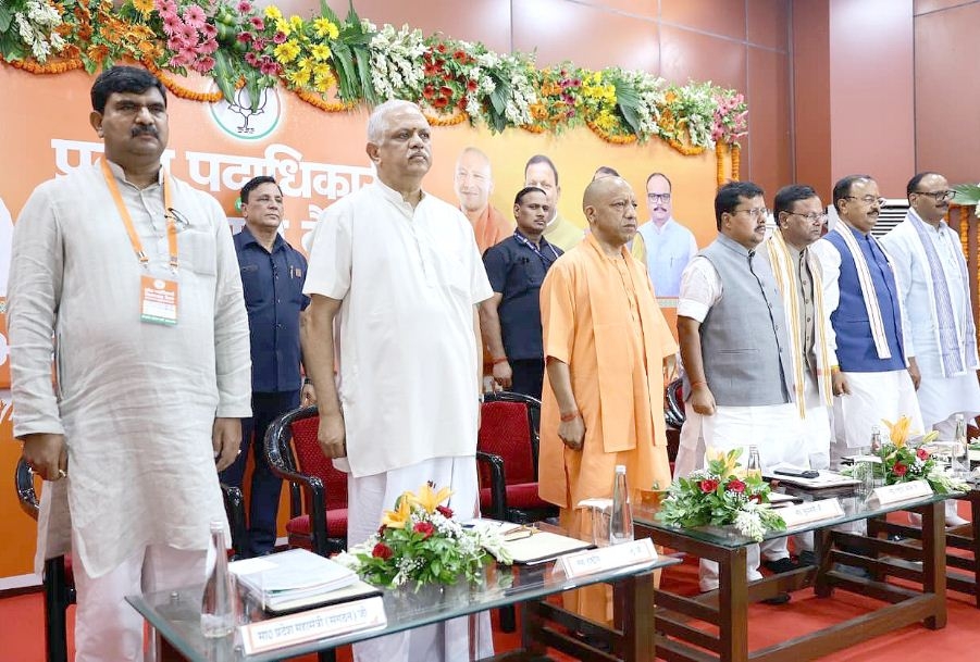 मंच पर नितिन नवीन,बीएल संतोष,योगी आदित्यनाथ व अन्य मंच पर नितिन नवीन,बीएल संतोष,योगी आदित्यनाथ व अन्य