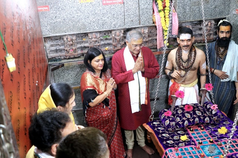 मुख्य निर्वाचन आयुक्त ज्ञानेश कुमार ओंकारेश्वर में ज्योतिर्लिंग मंदिर पूजन करते हुए मुख्य निर्वाचन आयुक्त ज्ञानेश कुमार ओंकारेश्वर में ज्योतिर्लिंग मंदिर पूजन करते हुए
