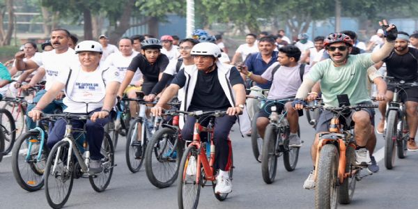 खेल मंत्री डॉ. मनसुख मांडविया प्रतिभागियों के साथ साइकिल चलाते हुए खेल मंत्री डॉ. मनसुख मांडविया प्रतिभागियों के साथ साइकिल चलाते हुए