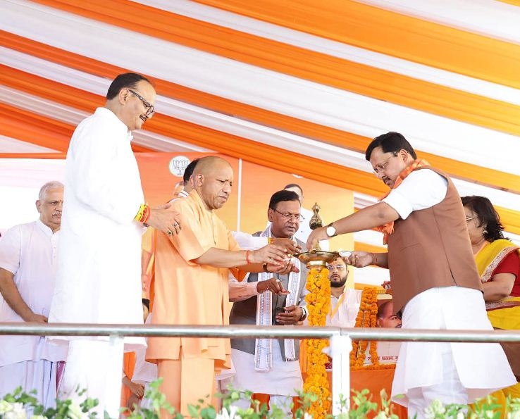 दीप जलाते नितिन नवीन व मुख्यमंत्री योगी आदित्यनाथ दीप जलाते नितिन नवीन व मुख्यमंत्री योगी आदित्यनाथ