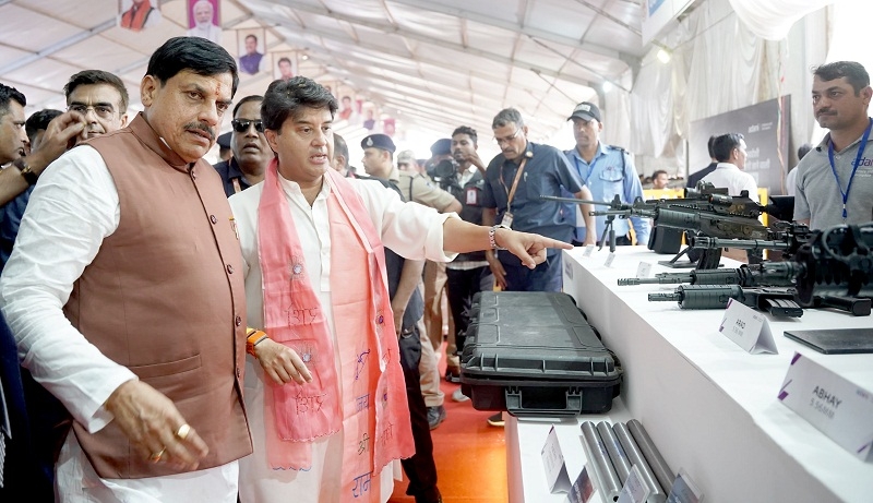 केन्द्रीय मंत्री सिंधिया और मुख्यमंत्री ने शिवपुरी में अदाणी डिफेंस यूनिट के भूमि-पूजन कार्यक्रम में प्रदर्शनी का अवलोकन किया केन्द्रीय मंत्री सिंधिया और मुख्यमंत्री ने शिवपुरी में अदाणी डिफेंस यूनिट के भूमि-पूजन कार्यक्रम में प्रदर्शनी का अवलोकन किया