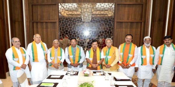 भाजपा के पूर्व प्रदेश अध्यक्षों के साथ नितिन नवीन भाजपा के पूर्व प्रदेश अध्यक्षों के साथ नितिन नवीन