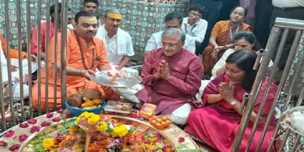 ओंकारेश्वर में ज्योतिर्लिंग का पूजन करते हुए मुख्य निर्वाचन आयुक्त ओंकारेश्वर में ज्योतिर्लिंग का पूजन करते हुए मुख्य निर्वाचन आयुक्त