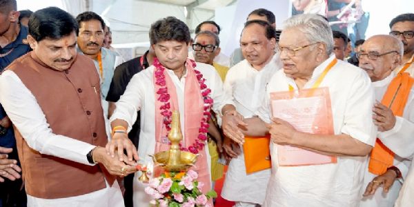 मप्र के शिवपुरी में डिफेंस प्लांट का हुआ शिलान्यास, सिंधिया बोले- यहां बने हथियार युद्ध में चीरेंगे दुश्मन का सीना