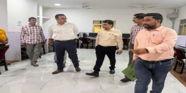 नीति आयोग के केंद्रीय प्रभारी अधिकारी ने किया राजकीय जिला पुस्तकालय का निरीक्षण, डिजिटल सुविधाओं काे सराहा