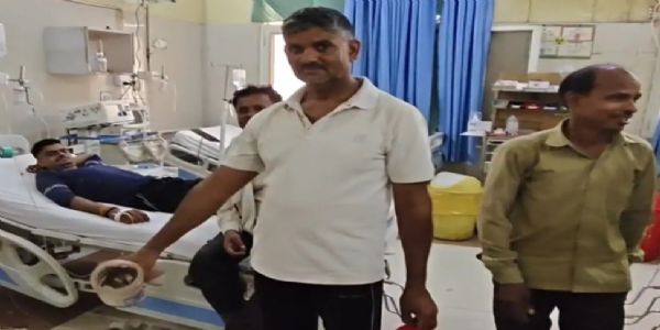 सर्पदंश के शिकार युवक को सांप के साथ अस्पताल पहुंचे परिजन, डिब्बे से भागा सांप तो मची अफरा-तफरी