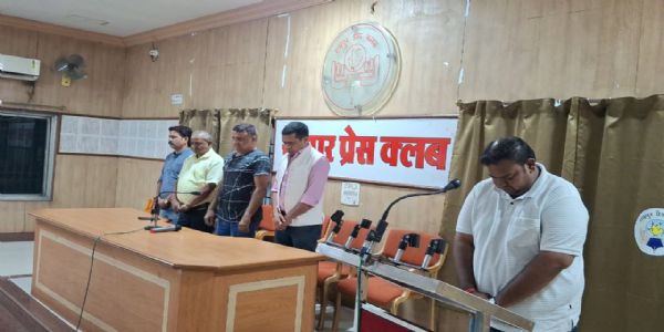 रायपुर प्रेस क्लब में वरिष्ठ पत्रकार सुखनंदन बंजारे को भावभीनी श्रद्धांजलि