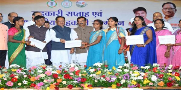 मुख्यमंत्री साय ने जशपुर के वन धन विकास केंद्र पंचक्की की महिला स्व-सहायता समूह को किया सम्मानित
