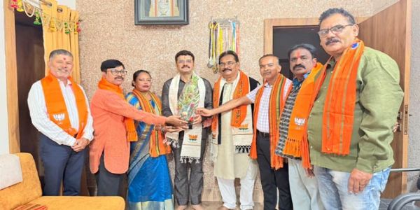 नगर पालिक निगम के नवनियुक्त मनोनीत पार्षदों ने महापौर से की सौजन्य भेंट