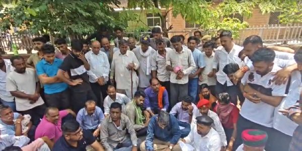 किसान हत्या प्रकरण में बनी सहमति, परिजनों ने समाप्त किया धरना