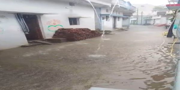 बारिश ने खोली नपा की तैयारियों की पोल, कुरूद की सड़कें और गलियां बनीं तालाब