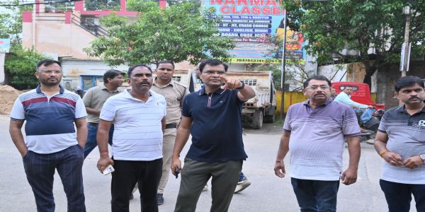 जबलपुर : सड़क पर डेयरी देखकर कमिश्नर ने तत्काल कराया चालान