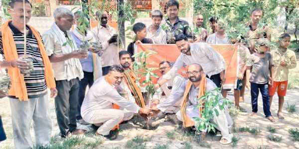 बाराबंकी में बजरंग दल का सेवा सप्ताह शुरू, कार्यकर्ताओं ने वृक्षारोपण कर किया मंदिर में किया श्रमदान