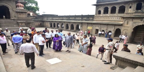 मुख्य निर्वाचन आयुक्त ने सपत्नीक किया मप्र के ऐतिहासिक नगर महेश्वर का भ्रमण