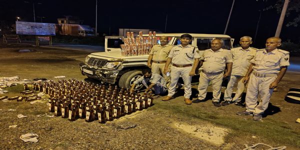 गाड़ी के तहखाने में छिपाकर लाई जा रही 137.5 लीटर शराब-बियर जब्त
