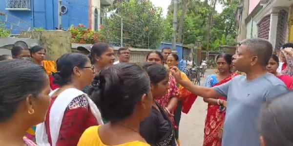 अन्नपूर्णा योजना की राशि नहीं मिलने पर महिलाओं का प्रदर्शन, नगर निगम कर्मचारी के घर के बाहर किया विरोध