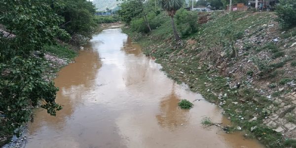 उत्तर कोयल बराज से दाईं मुख्य नहर में छोड़ा गया पानी, किसानों ने की मात्रा बढ़ाने की मांग