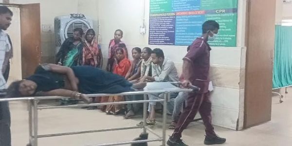 कोरबा : मजदूरों से भरी पिकअप पलटकर पेड़ से टकराई, नौ घायल, तीन की हालत गंभीर