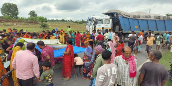 हाईवा की चपेट में आने से एक की मौत, ग्रामीणों ने किया सड़क जाम