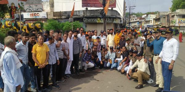 मंदसौरः भारतीय सेना से सेवानिवृत होकर लौटे जिले के सैनिकों का किया स्वागत