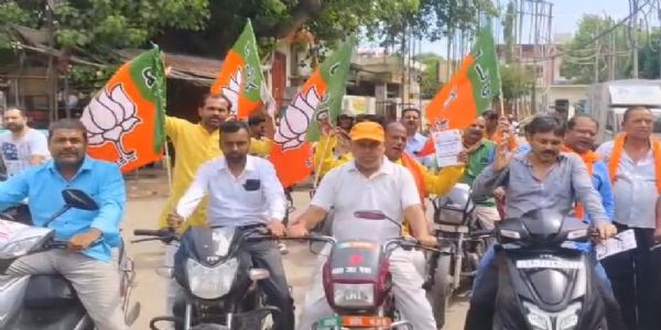 प्रेरणा स्थल लोकार्पण समारोह को लेकर भाजपा कार्यकर्ताओं की जन जागरण बाइक रैली