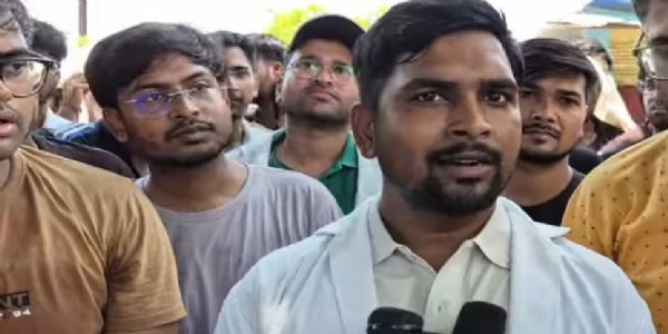 बिजली-पानी और हॉस्टल की समस्याओं पर फूटा मेडिकल छात्रों का गुस्सा, कॉलेज परिसर में दिया धरना