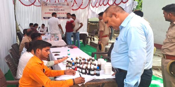 औरैया रिजर्व पुलिस लाइन में लगा बामा वैलनेस कैंप, पुलिस कर्मियों को सिखाई स्वस्थ रहने की कला