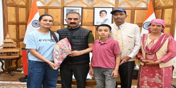 मुख्यमंत्री सुक्खू ने एवरेस्ट विजेता रुचि ठाकुर को किया सम्मानित, एक लाख के पुरस्कार की घोषणा