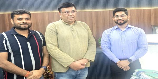 सिमरिया विधानसभा के विकास को लेकर निदेशक से मिले विधायक