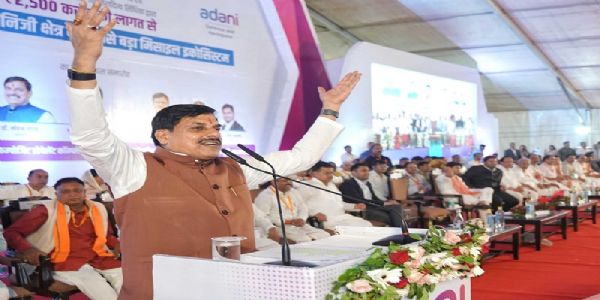 शिवपुरी में अदाणी डिफेंस एंड एयरोस्पेस प्लांट के शिलान्यास कार्यक्रम को संबोधित करते हुए मुख्यमंत्री शिवपुरी में अदाणी डिफेंस एंड एयरोस्पेस प्लांट के शिलान्यास कार्यक्रम को संबोधित करते हुए मुख्यमंत्री