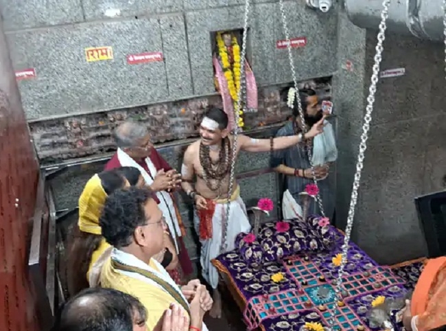ओंकारेश्वर में मुख्य निर्वाचन आयुक्त को पूजन उपरात ज्योतिर्लिंग मंदिर की जानकारी देते हुए पुजारी ओंकारेश्वर में मुख्य निर्वाचन आयुक्त को पूजन उपरात ज्योतिर्लिंग मंदिर की जानकारी देते हुए पुजारी