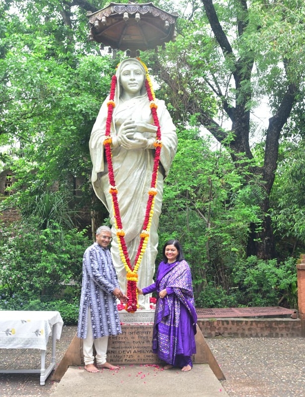 मुख्य निर्वाचन आयुक्त ज्ञानेश कुमार ने महेश्वर में देवी अहिल्याबाई की प्रतिमा को किया नमन मुख्य निर्वाचन आयुक्त ज्ञानेश कुमार ने महेश्वर में देवी अहिल्याबाई की प्रतिमा को किया नमन