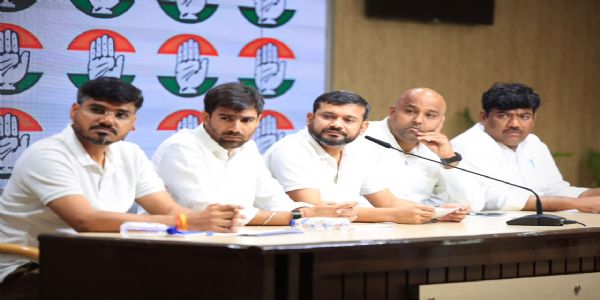 कांग्रेस मुख्यालय में एनएसयूआई चुनाव बहाली और शिक्षा सुधार पर पत्रकार वार्ता करते पार्टी नेता। कांग्रेस मुख्यालय में एनएसयूआई चुनाव बहाली और शिक्षा सुधार पर पत्रकार वार्ता करते पार्टी नेता।