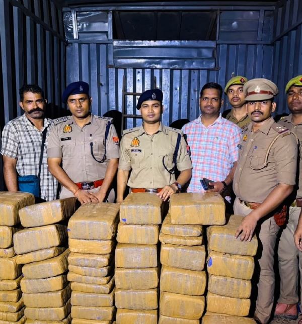 गांजे के साथ पुलिस टीम गांजे के साथ पुलिस टीम