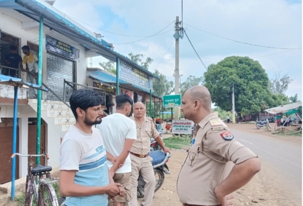 पीड़ित से पूछताछ करती पुलिस पीड़ित से पूछताछ करती पुलिस